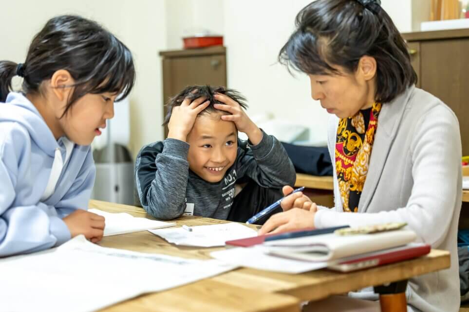 合同会社まぁはす様の親向け教育プラットフォーム「ゆかいな子育て塾」、Webサイト・アプリ・管理画面を含むサービスとして構築